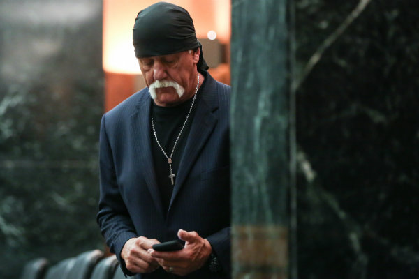 Hulk Hogan checks his phone in court (Pool photo via NY Post)