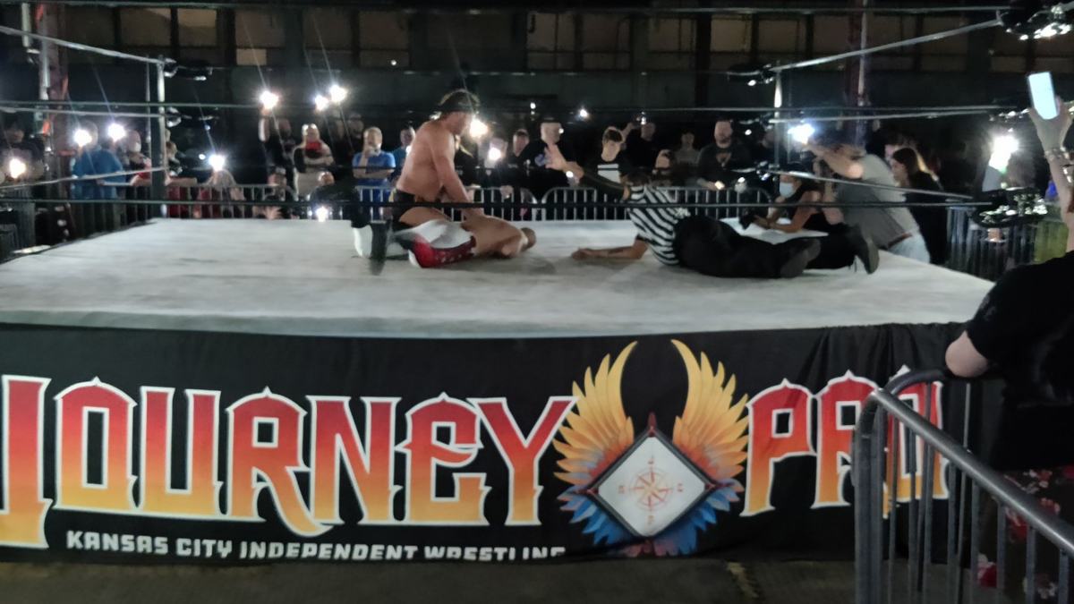 Power Goes Out During Wrestling Show, Fans Use Smartphones For Light (Video)