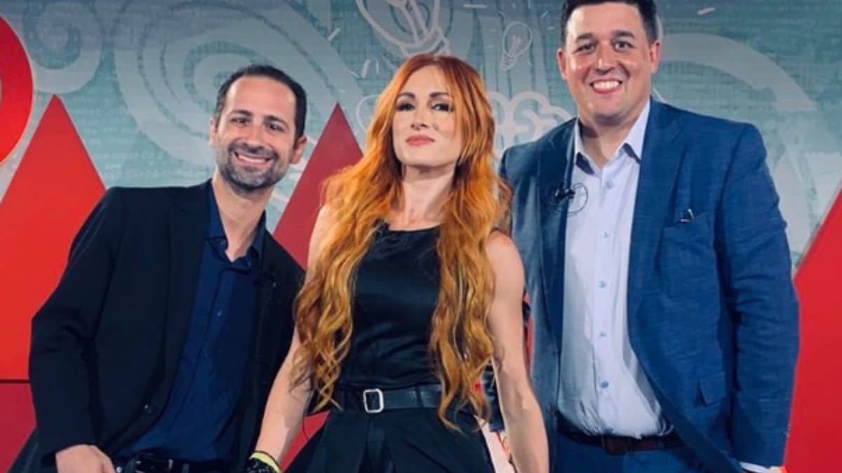 Becky Lynch Appears at Event In New York Without an Arm Brace