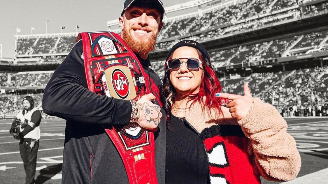 Bayley Gifts NFL’s San Francisco 49ers Custom WWE Belt to George Kittle